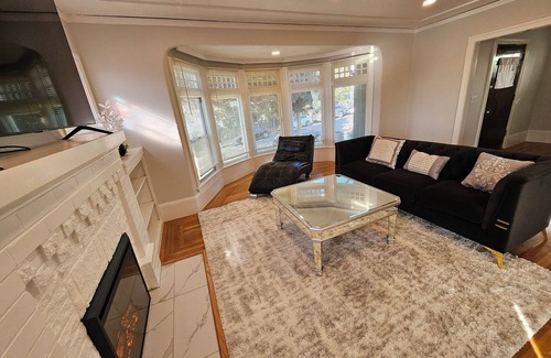 Oakland Casa | Modern 2 beds 1 bath house in a prime Bay Area location