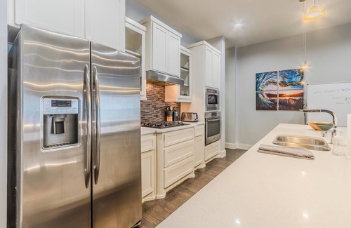 Old East Dallas Casa | Modern 2 BR, 4 Story Smarthome with Rooftop Hot Tub, Game Room and Skyline Views