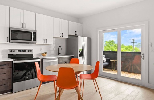 Hadley - Washington Apartamento | Modern 2-BR apartment w/ Deck - Heart of Nashville