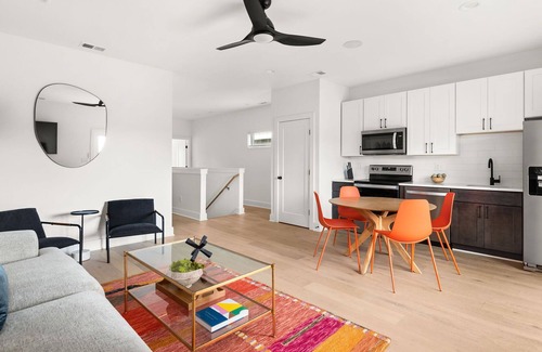 Hadley - Washington Apartamento | Modern 2-BR apartment w/ Deck - Heart of Nashville