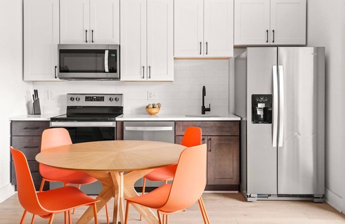 Hadley - Washington Apartamento | Modern 2-BR apartment w/ Deck - Heart of Nashville