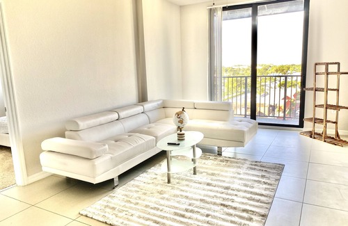 Coral Terrace Apartamento | Modern 2 BR condo with downtown and city views