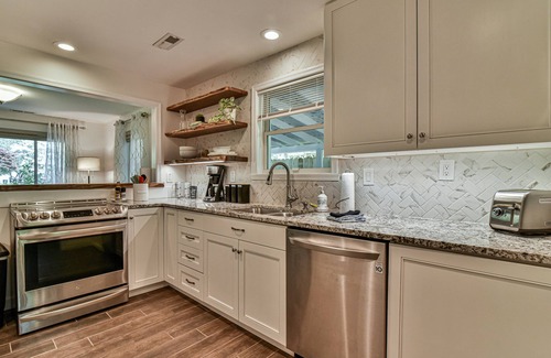 Oakley Cabaña | Modern 2 BR Cottage 10 Min from DT, 5 Min from Biltmore - Fresh, Clean & Bright!