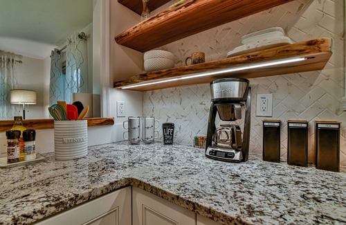 Oakley Cabaña | Modern 2 BR Cottage 10 Min from DT, 5 Min from Biltmore - Fresh, Clean & Bright!
