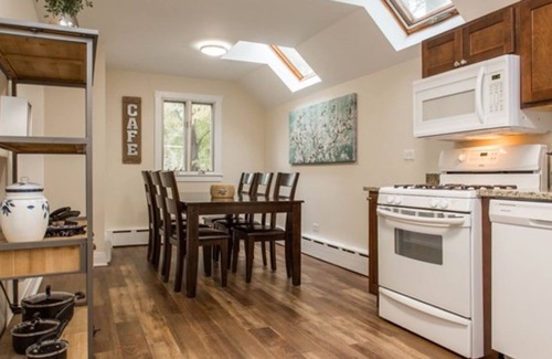 Libertyville Casa | Modern 2-Story Convenient for Large Families