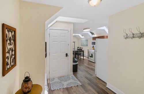 Libertyville Casa | Modern 2-Story Convenient for Large Families