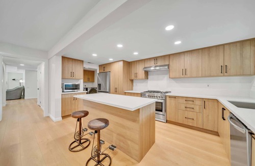 Thousand Oaks Casa | Modern 2-Story Home in Thousand Oaks, Near LA Hotspots