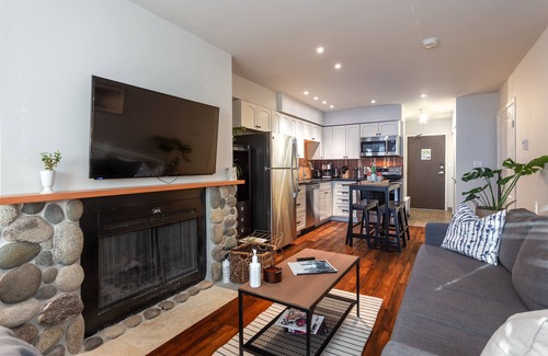 Whistler Creekside Condominio | Modern 2 Studio lock-off w/ free parking & 5 min walk to the gondola and/or lake