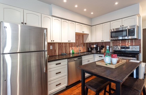 Whistler Creekside Condominio | Modern 2 Studio lock-off w/ free parking & 5 min walk to the gondola and/or lake