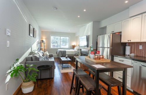 Whistler Creekside Condominio | Modern 2 Studio lock-off w/ free parking & 5 min walk to the gondola and/or lake