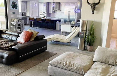 Lake Havasu City Casa | Modern 2021 New Construction Luxury Home 1 Min from Lake. Better than W hotel
