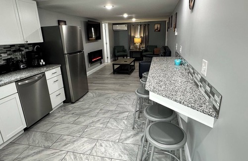 Geneva-on-the-Lake Casa | Modern 2B Family Home Near Wine Country- 6m Walk to Lake +Pet Friendly