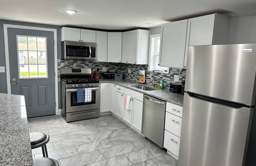 Geneva-on-the-Lake Casa | Modern 2B Family Home Near Wine Country- 6m Walk to Lake +Pet Friendly