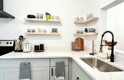 South Green Casa | Modern 2bd Townhouse near Downtown & Hospitals