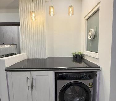 Bahria Town Apartamento | Modern 2BHK Retreat, Family-Ready with Self Check-In