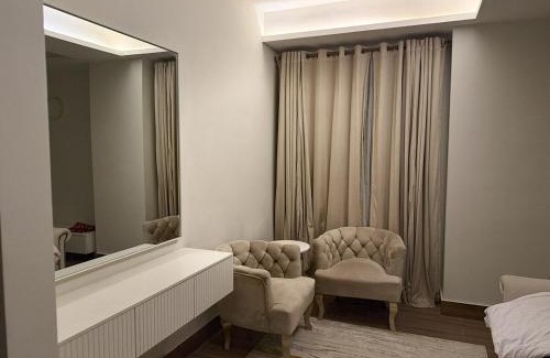 Bahria Town Apartamento | Modern 2BHK Retreat, Family-Ready with Self Check-In