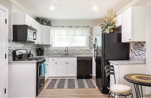 College Park Apartamento | Modern 2BR 1BA - 5-min to ATL Airport - Free Parking-3B