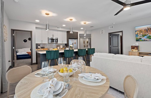 West End Apartamento | Modern 2BR/2BA Midtown Nashville apartment in a luxury building near Centennial Park, the Parthenon, and Downtown. Enjoy skyline views, a full kitchen, and top-tier amenities—perfect for exploring Music City in style and comfort.