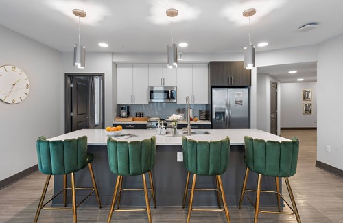 West End Apartamento | Modern 2BR/2BA Midtown Nashville apartment in a luxury building near Centennial Park, the Parthenon, and Downtown. Enjoy skyline views, a full kitchen, and top-tier amenities—perfect for exploring Music City in style and comfort.