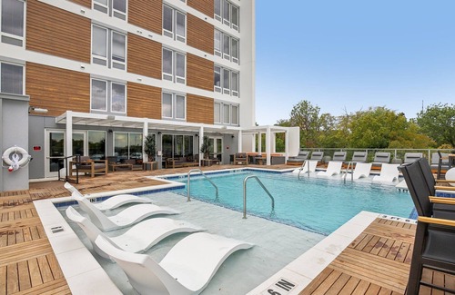West End Apartamento | Modern 2BR/2BA Midtown Nashville apartment in a luxury building near Centennial Park, the Parthenon, and Downtown. Enjoy skyline views, a full kitchen, and top-tier amenities—perfect for exploring Music City in style and comfort.