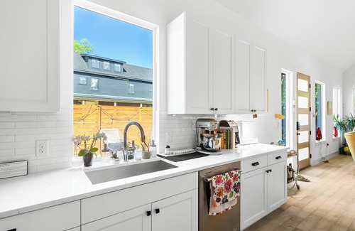 Chestnut Casa | Modern 2BR 2BA. Spacious open concept living room/kitchen w cathedral ceilings.