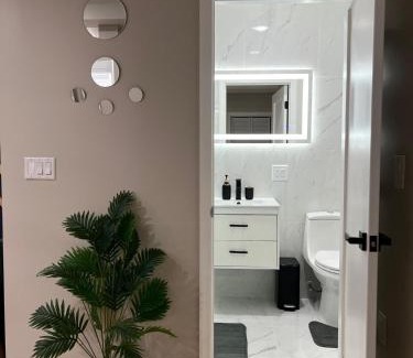 West Side Apartamento | Modern 2BR and Office Near NYC With Parking - Sleeps 6