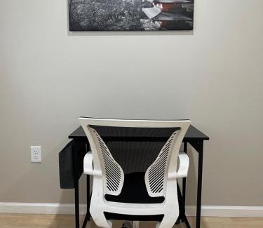 West Side Apartamento | Modern 2BR and Office Near NYC With Parking - Sleeps 6