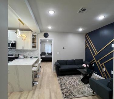 West Side Apartamento | Modern 2BR and Office Near NYC With Parking - Sleeps 6