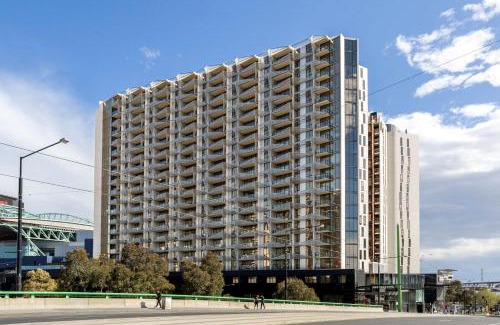 Docklands Apartamento | Modern 2BR Apt at Marvel Stadium with Parking & Rooftop Pool