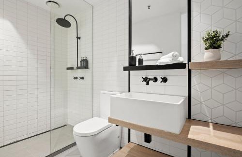 Docklands Apartamento | Modern 2BR Apt at Marvel Stadium with Parking & Rooftop Pool