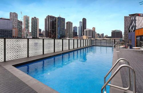 Docklands Apartamento | Modern 2BR Apt at Marvel Stadium with Parking & Rooftop Pool