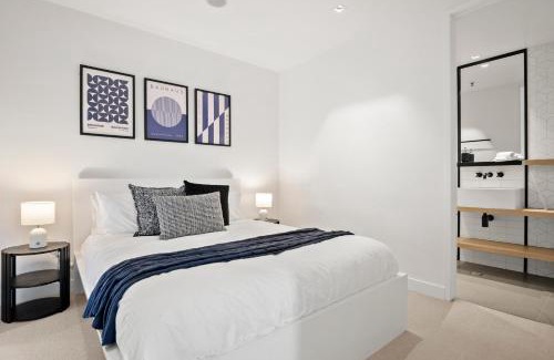 Docklands Apartamento | Modern 2BR Apt at Marvel Stadium with Parking & Rooftop Pool