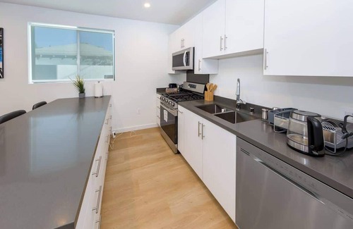 Mid City Casa | Modern 2BR Back House w/ TVs & Full Kitchen