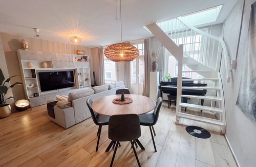 De Weteringschans Condominio | Modern 2BR City Condo Design-Driven & Central