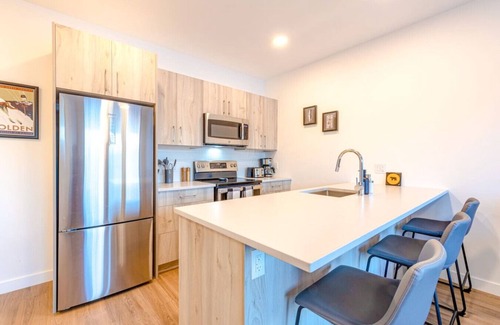 Golden Condominio | Modern 2BR Condo w/ Mts. View