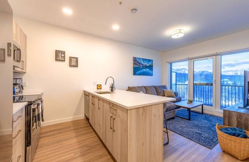 Golden Condominio | Modern 2BR Condo w/ Mts. View