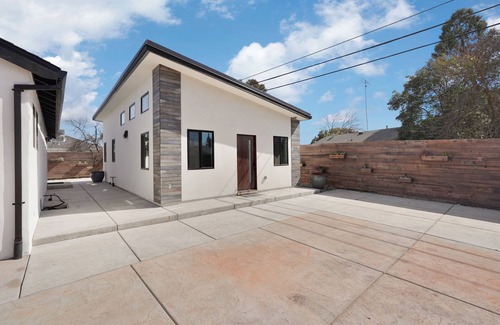 Northgate Cabaña | Modern 2BR Cottage
