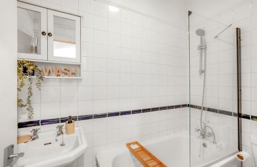 Croham Apartamento | Modern 2BR Flat-Terrace-Free Parking-Rail Station