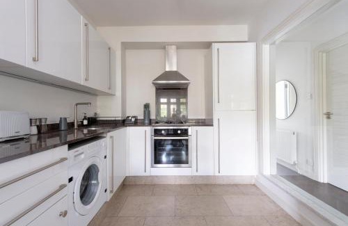 Leyton Apartamento | Modern 2BR Flat with 3 Beds Urban Getaway - Cherry