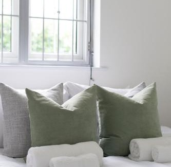 Leyton Apartamento | Modern 2BR Flat with 3 Beds Urban Getaway - Cherry