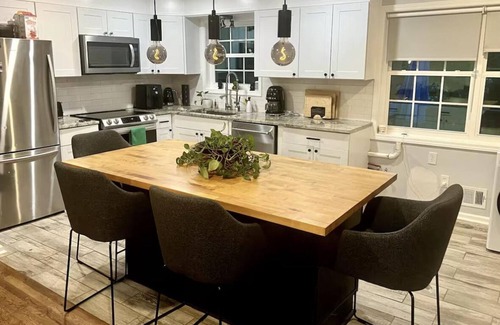 East Point Casa | Modern 2BR Getaway Near ATL Airport, Downtown & Tyler Perry Studios