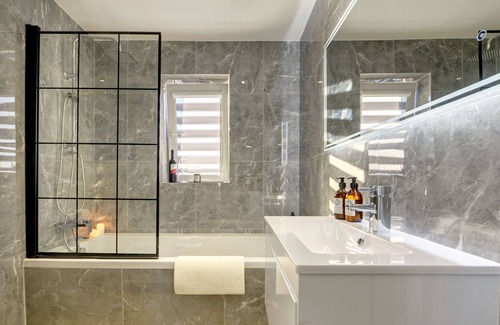 Rugby Casa | Modern 2BR House & Private parking & Kid-friendly