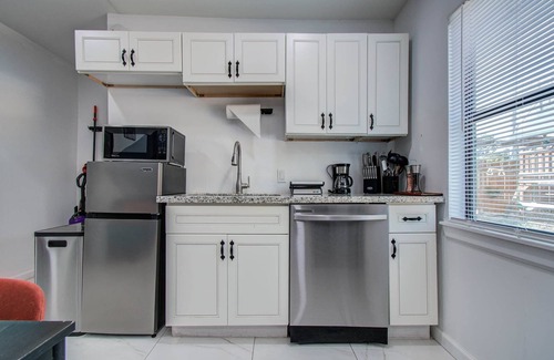 Greater East End Apartamento | Modern 2BR Houston Stay | Central & Cozy