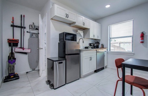 Greater East End Apartamento | Modern 2BR Houston Stay | Central & Cozy