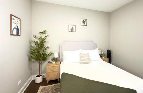 Albany Park Apartamento | Modern 2BR, Ideal Location Near Local Spots