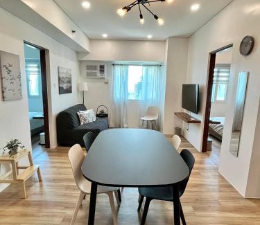 Pio del Pilar Apartamento | Modern 2BR in Central Makati! Netflix Wi-Fi Pool