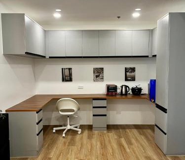Pio del Pilar Apartamento | Modern 2BR in Central Makati! Netflix Wi-Fi Pool