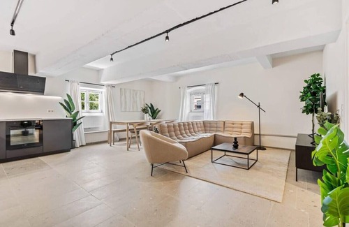 Gronn Apartamento | Modern 2BR in Clausen w/ WiFi, Kitchen & Workspace
