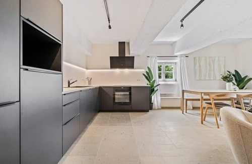 Gronn Apartamento | Modern 2BR in Clausen w/ WiFi, Kitchen & Workspace