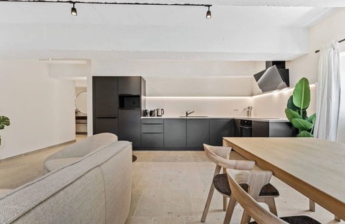 Gronn Apartamento | Modern 2BR in Clausen w/ WiFi, Kitchen & Workspace